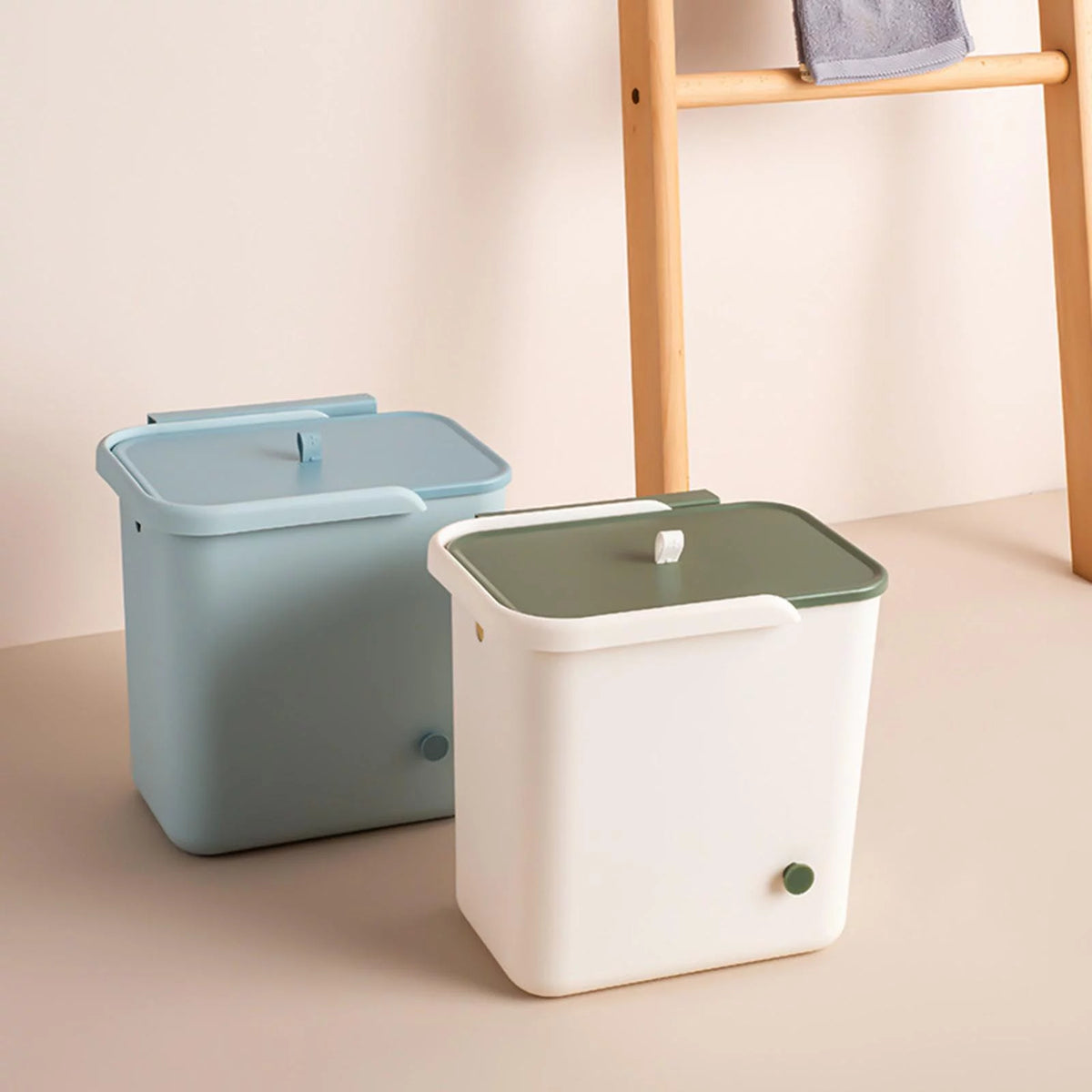 2.4 Gallon Hanging Trash Can T960427