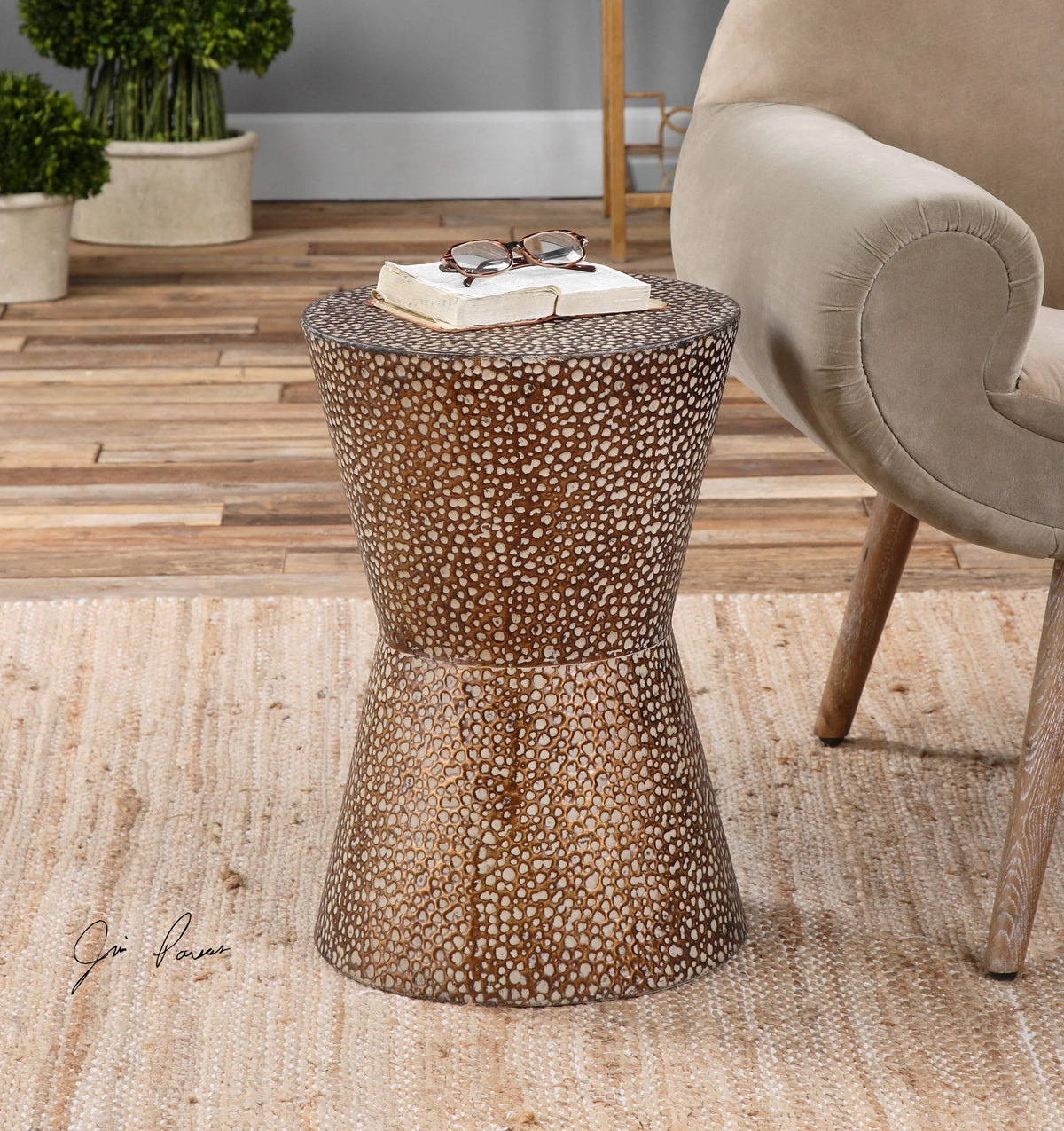 19.88 inch Drum Shaped Accent Table I92053